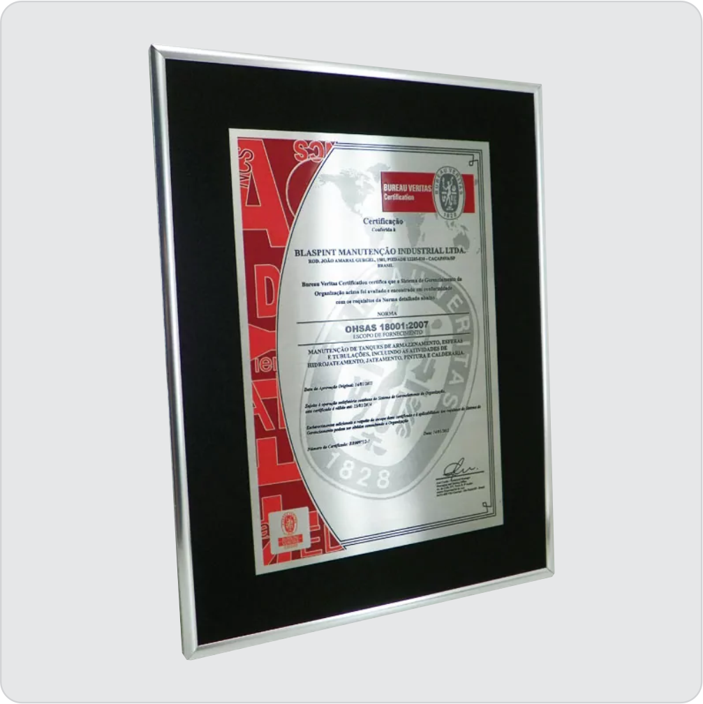 Diploma no quadro com veludo preto