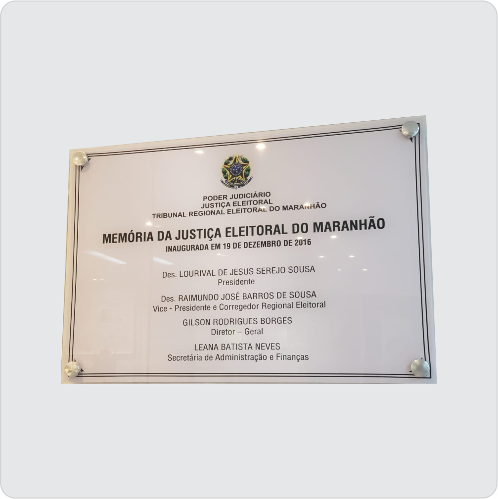 Placa gravada no acrílico branco