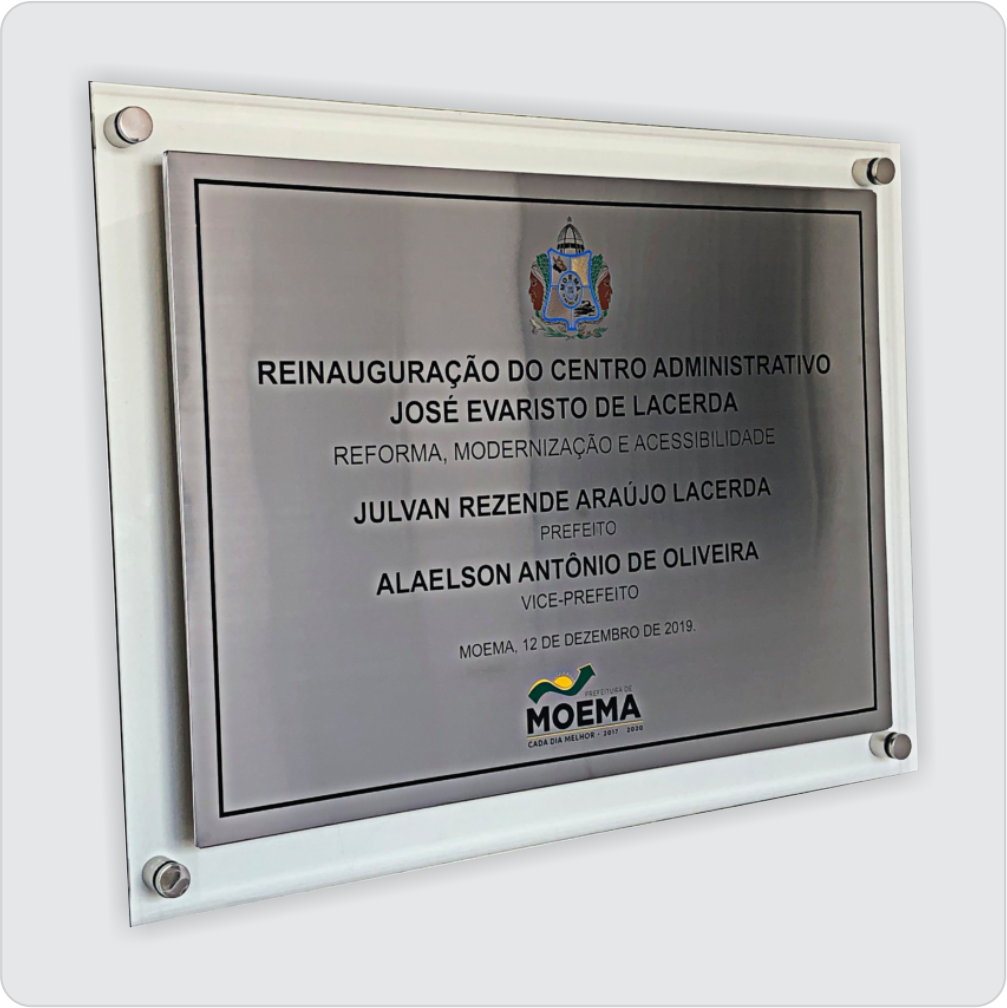 Placa gravada no aço inoxidável fixada no acrílico transparente