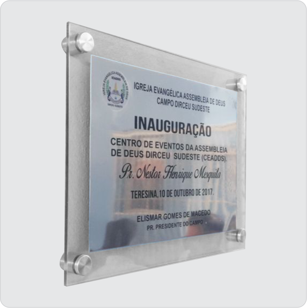Placa gravada no aço inoxidável fixada no vidro transparente
