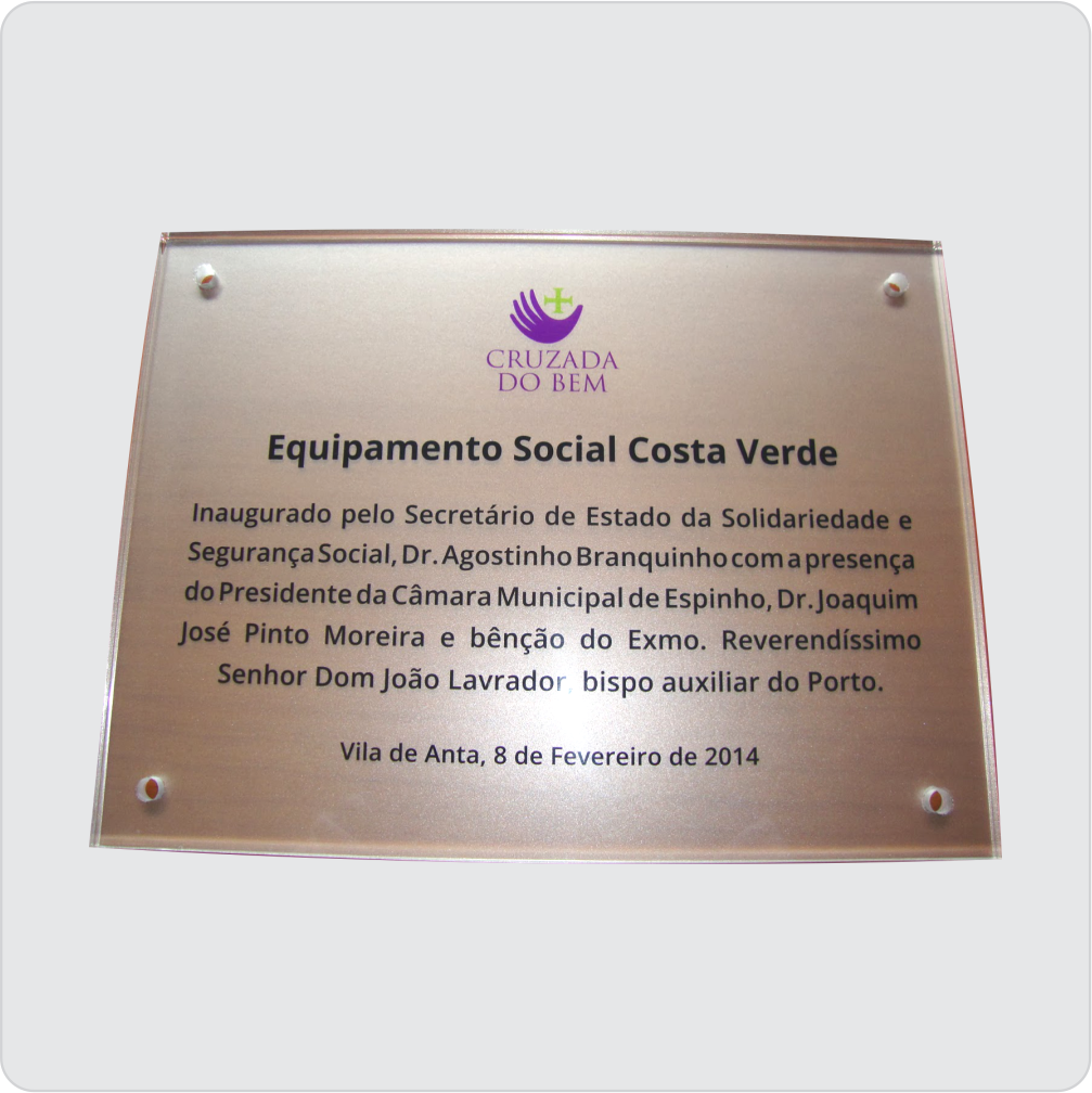 Placa gravada no aço inox e fixada no acrílico ou vidro