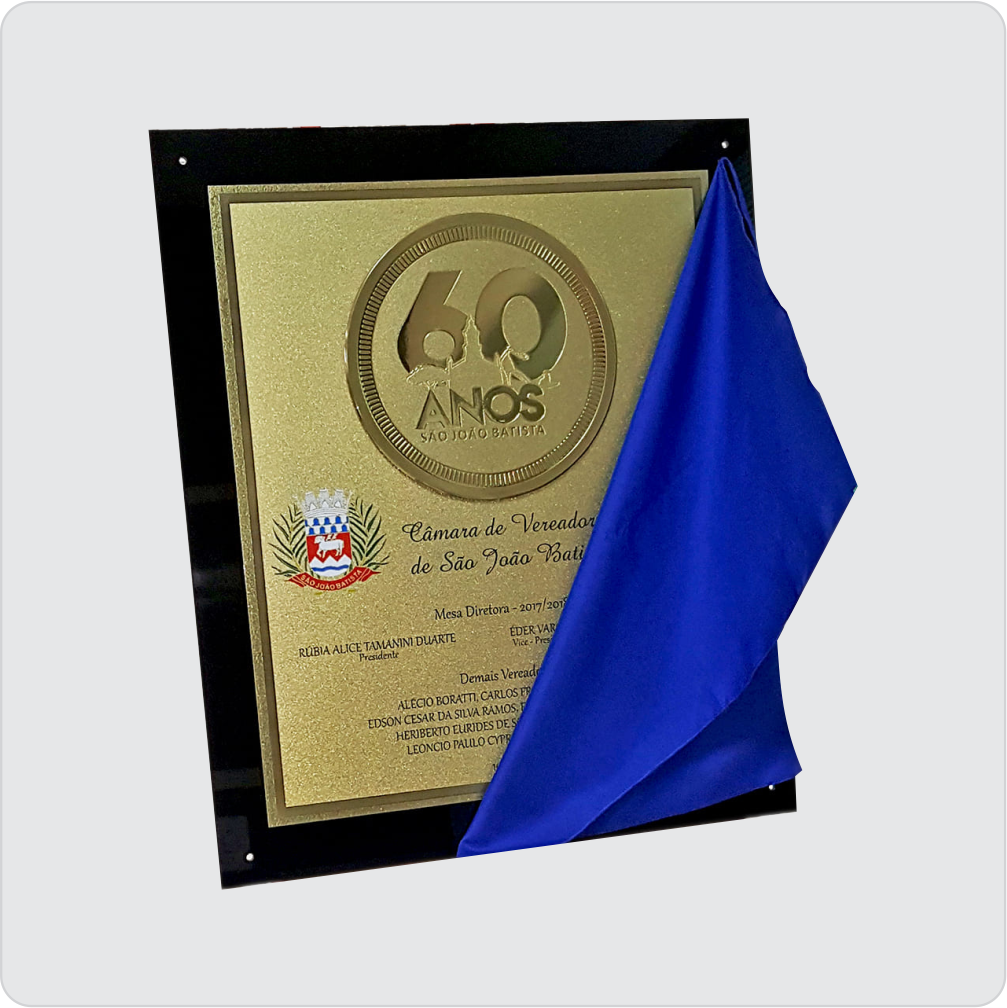 Placa gravada no latão